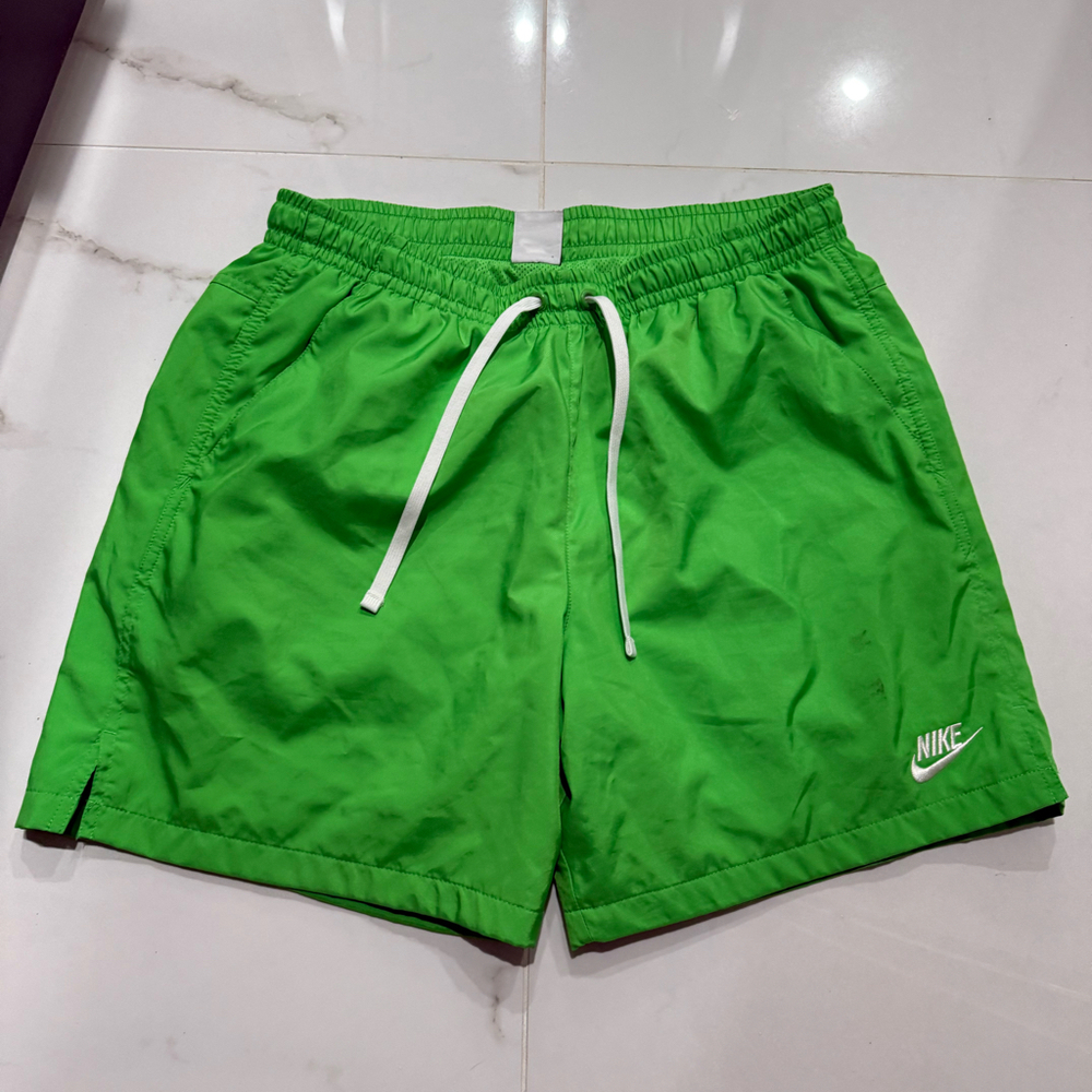 Nike Woven Flow Shorts Green 6” Length Medium